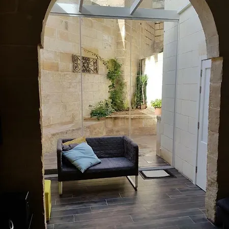 Lovely Maltese Townhouse Near Valletta *